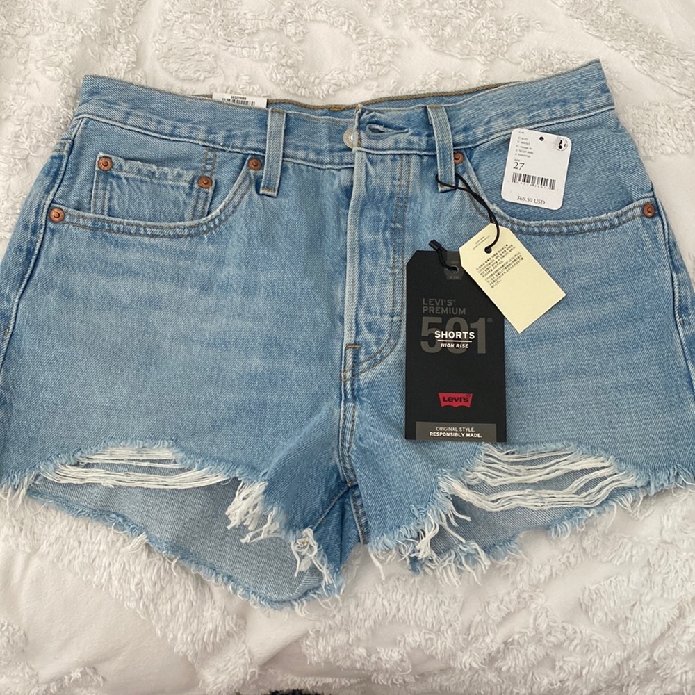 BNWT Levi’s 501 high waisted denim shorts. Size 27